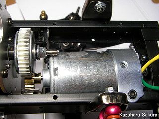 タミヤ ハイラックス・ハイリフト製作記 ～ モーターの片側を手製金具で固定する